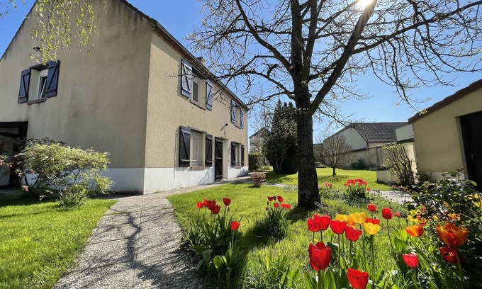 Athis House | Charming house, Big enclosed garden, Land/Petanque, Pets allowed, Garage