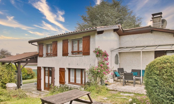 La Roche-Chalais House | Charming House with Large Garden – Perfect for Families, Near Pool, Tennis & Nature