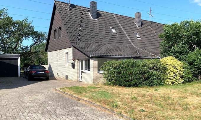 Fischeln Apartment | Charming House with Garden in Krefeld