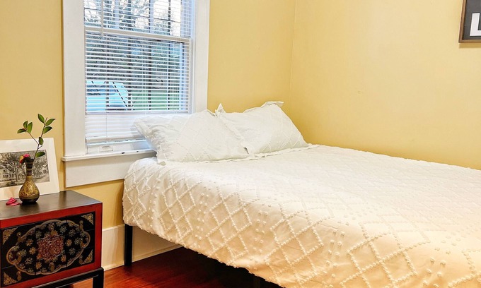 Thomas Square House | Charming house with patio near Forsyth Park