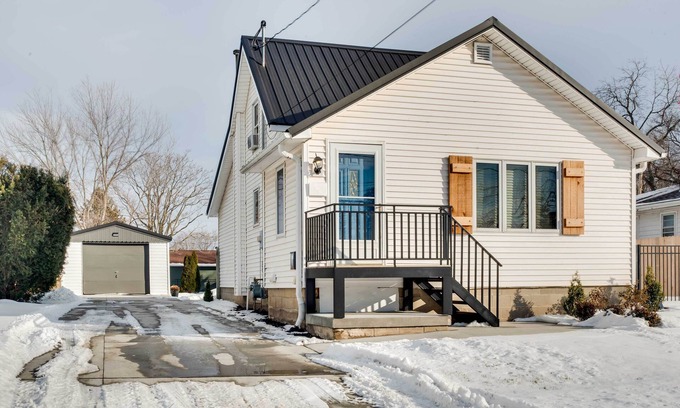 Knoxville House | Charming Iowa Abode Near Knoxville Raceway!