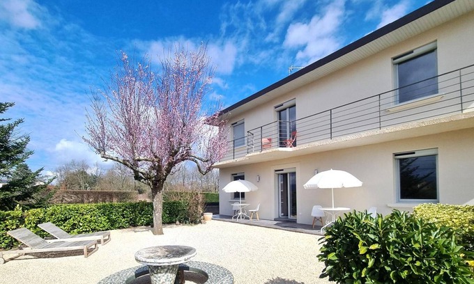 Riorges Cottage | Charming Italian-Style Villa with Modern Comforts & Private Courtyard in Roanne