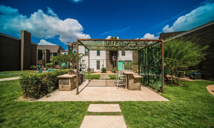 Riverside Apartment | Charming King Bed 1BR w Pool 5 Min to DT