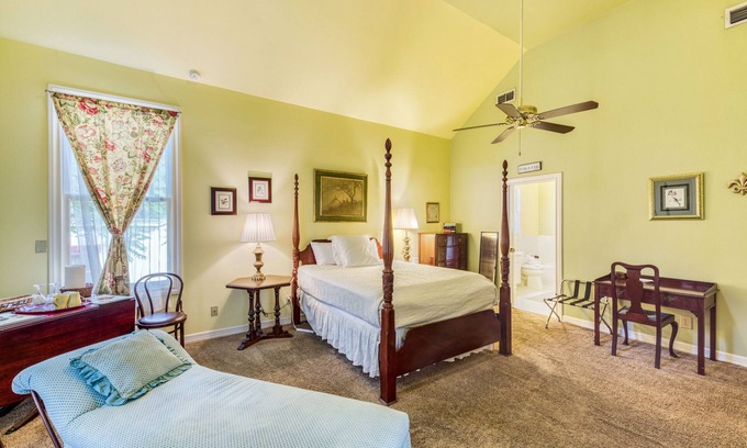 Arsenal Bed & Breakfast | Charming King William Studio | River Walk | Pearl
