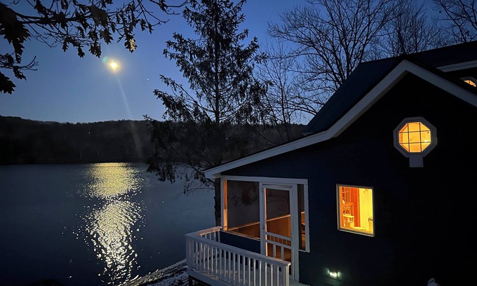 Enfield House | Charming Lakefront Cottage on Lake Mascoma