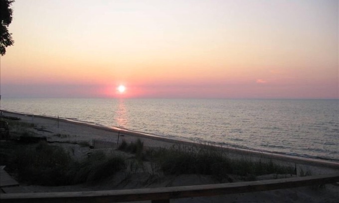 Porter Beach Cottage | Charming Lakefront Cottage in Indiana Dunes