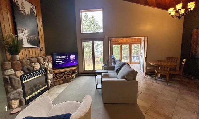 Two Harbors Condo | Charming Lakehome Central to Superior's North Shore Attractions 2 Bed/1 Bath