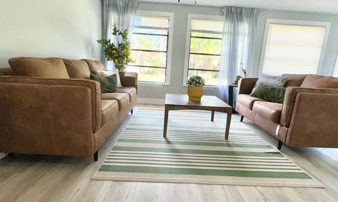 Palm Harbor House | Charming large 2-bedroom house 15 min to beach