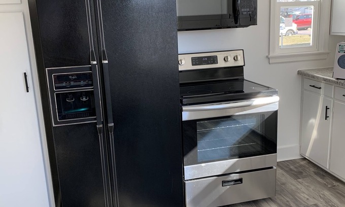 Marion Apartment | Charming, large 2 bedroom family-friendly unit within blocks of downtown Marion.