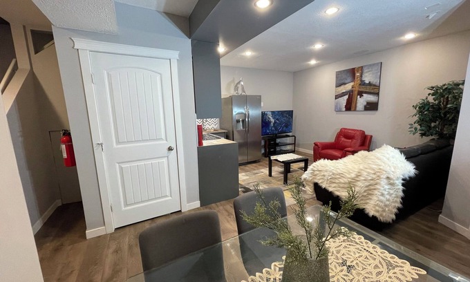 Evanston House | Charming Legal Suite Ensuite BSMT, Two Beds, Two Baths