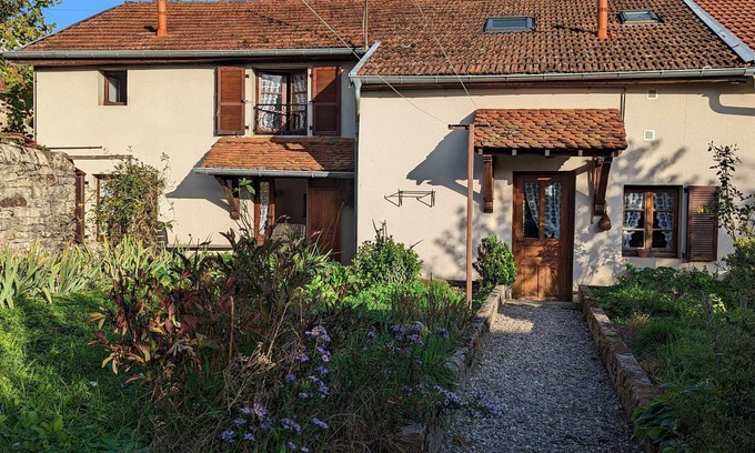 Vauvillers Cottage | Charming lodgings near Luxeuil-les-Bains, pets welcome