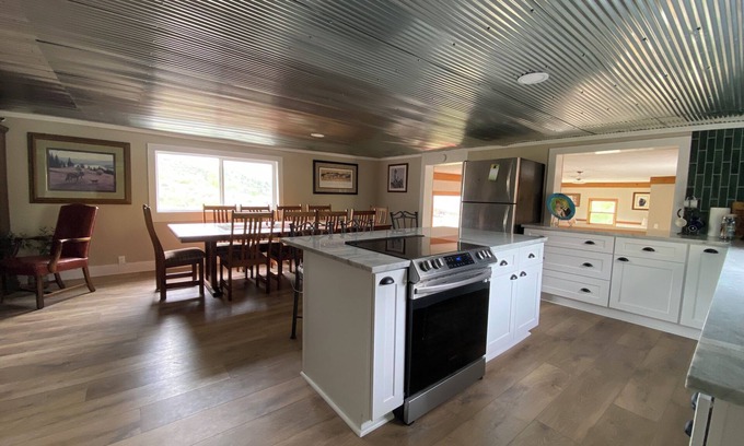 Carbon County Cabin | Charming log cabin above Riverside - perfect for your getaway