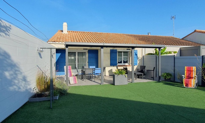 LʼAiguillon-sur-Mer House | Charming Maisonette Near Market with Garden, A/C, WiFi, BBQ - Close to Beach