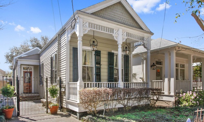 Audubon House | Charming New Orleans Cottage Steps from Audubon Park and Magazine St