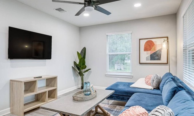 Brenham House | Charming, Newly Renovated 3-bedroom house minutes away from Downtown Brenham