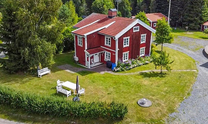 Svarta House | Charming old style house with quaint paintings from earlier times.