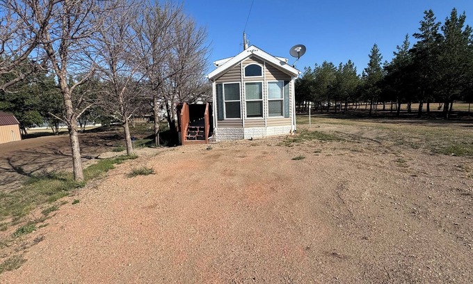 Watford City Cabin | Charming park model cabin with access to beautiful Lake Sakakawea