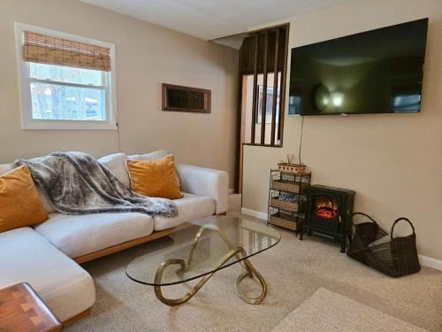 Ferndale House | Charming, Pet-friendly Lake front Retreat WiFi