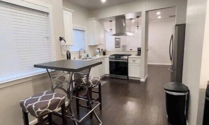Hoover - Foster Apartment | Charming Pill Hill Upper Flat
