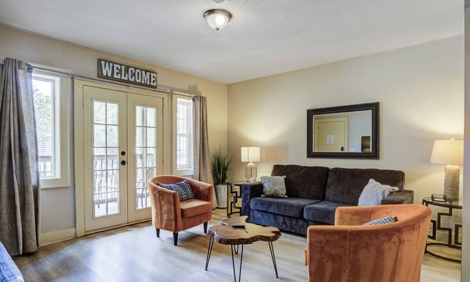 West Plaza Condo | Charming Plaza 2-bedroom condo in delightful Kansas City.
