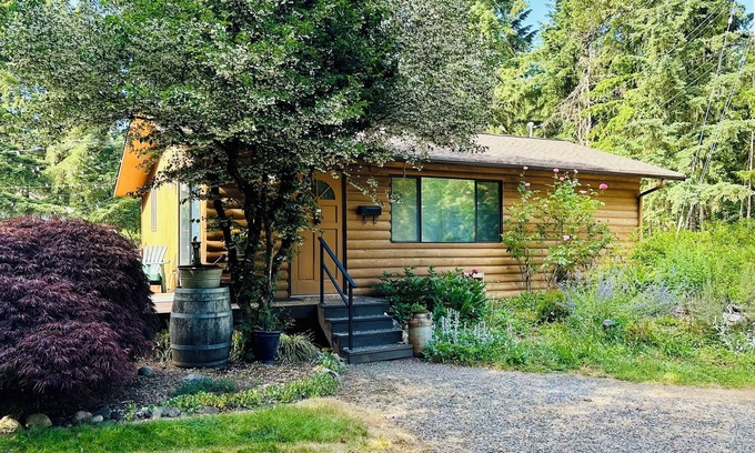 Lake Morton-Berrydale Cabin | Charming Private Cabin Mini Farm Pets Welcomed Walk to The Lake, Trails & Town