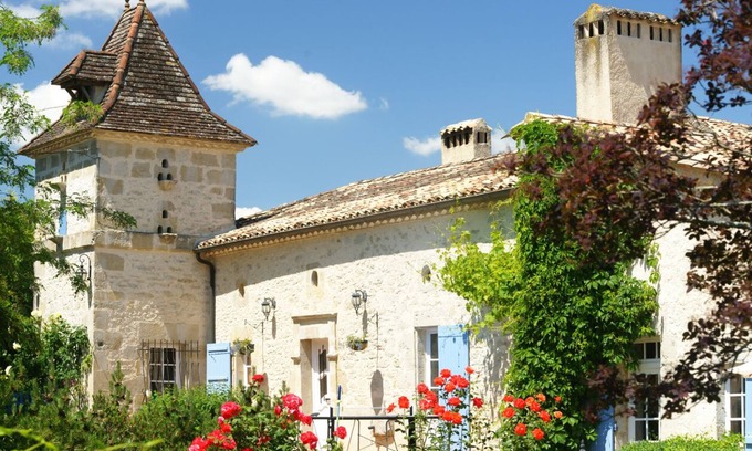 Moulinet House | Charming property -ideal for 8- with swimming pool surrounded by hazelnut trees