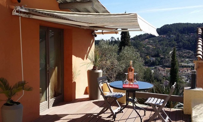 Sollies-Toucas Apartment | Charming Provençal village studio Var Côte d'Azur well located