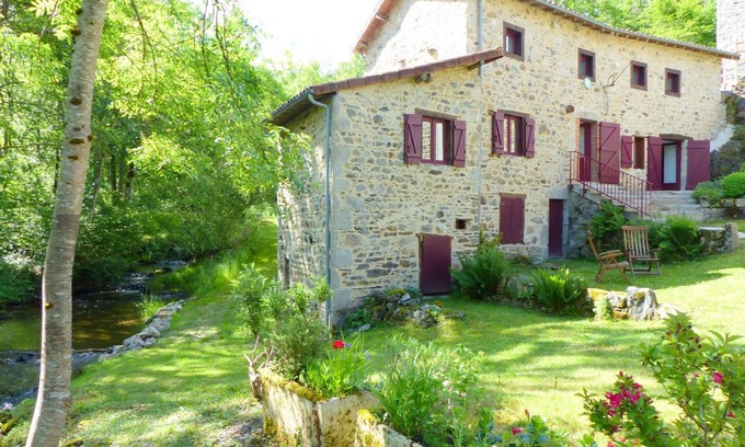 Ferrieres-sur-Sichon Cottage | Charming Renovated Mill: Nature Retreat with Fishing, Family Amenities & Wi-Fi