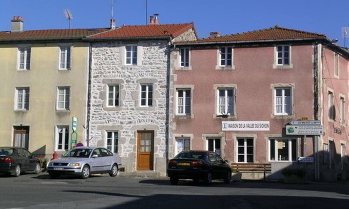 Ferrieres-sur-Sichon Cottage | Charming Renovated Stone House with Cozy Patio, Near Vichy, Sleeps 6, Pet-Friendly