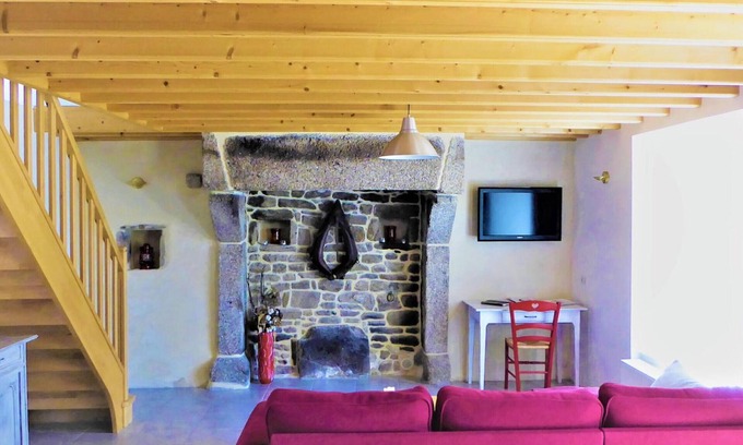 Gatteville-le-Phare Cottage | Charming renovated stable 2BR, terrace, pets OK