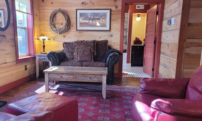 Winthrop Apartment | Charming Rendezvous Suite in the Historic Guy Waring House-Downtown Winthrop!