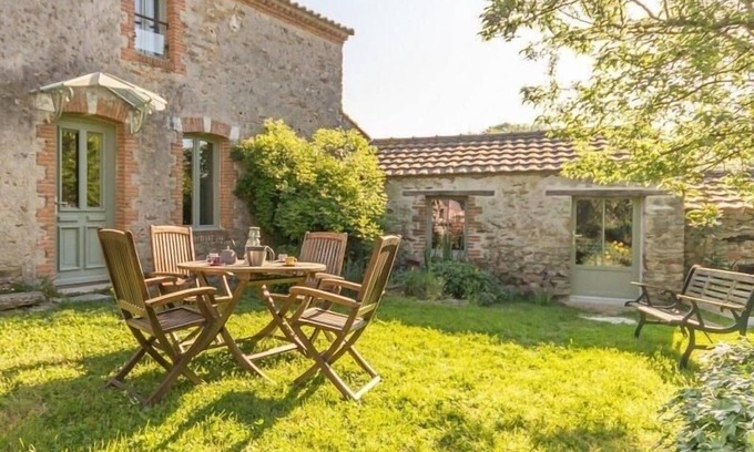 Rouans Cottage | Charming Renovated Cottage: WiFi, Baby Gear, Wheelchair Accessible, Pet Friendly