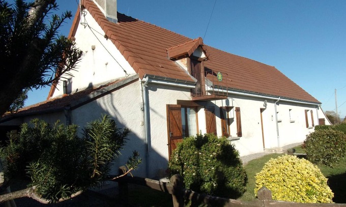 Verneix Cottage | Charming Renovated Farmhouse with Garden, Terrace, and WiFi - Pet Friendly