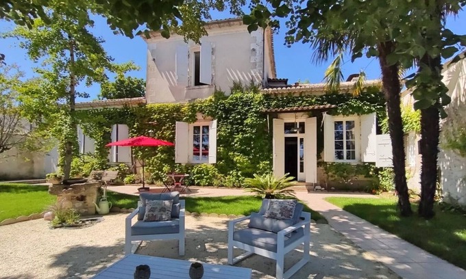 Salleboeuf Villa | Charming residence with pool and air conditioning near Bordeaux