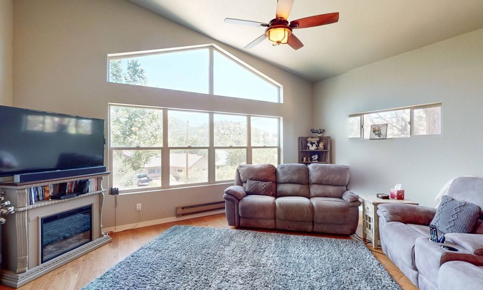 Payson House | Charming Retreat with Panoramic Views, Private Washer/Dryer & Free Internet