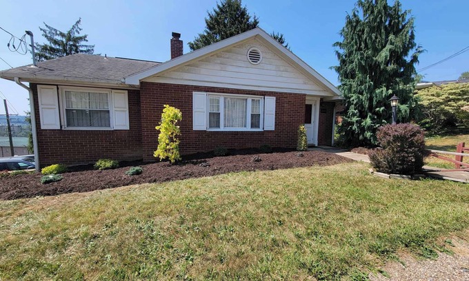 Morgantown House | Charming retro house on University Ave, walking distance from WVU Stadium.