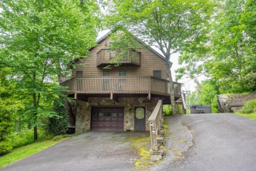 Jefferson House | Charming Riverfront Cabin - Hot Tub Overlooking New River, Gas Fireplace