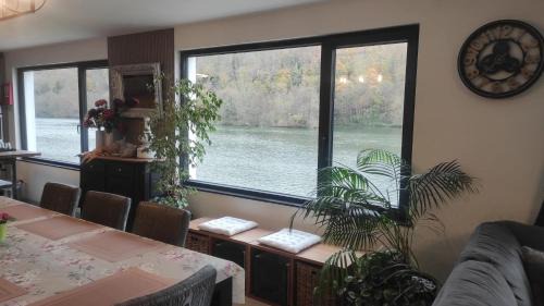 Hastiere House | Charming Riverside House with Jacuzzi and Gym