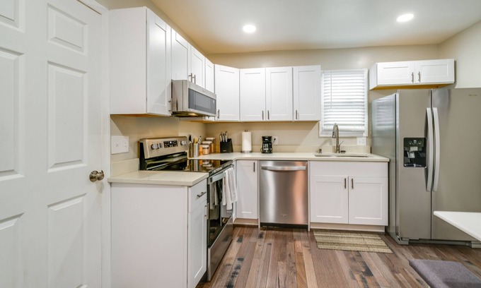 Roanoke Cottage | Charming Roanoke Vacation Home - 1 Mi to Downtown!