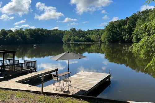 Anderson House | Charming Romantic Lakefront Cottage or Guest Room Depending on Availability Near Golf