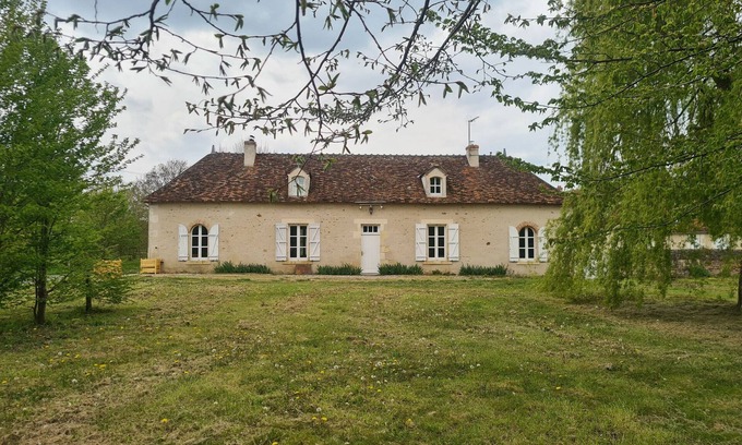 Belabre Cottage | Charming Rural Retreat with Shared Pool - 3 BR, Private Garden, Close to Nature Parks