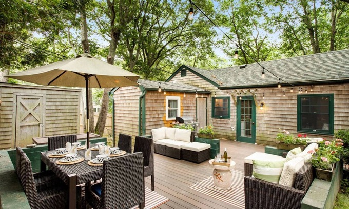 Sag Harbor House | Charming Sag Harbor Cottage by the Beach!