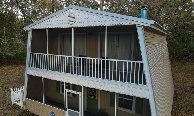 Fort White Cottage | Charming Santa Fe River Cottage - 10-15 min from 3 of FLA's most popular springs