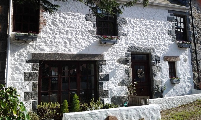 La Lague Cottage | Charming seaside cottage 100 metres from sandy beach