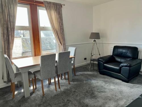 Broughty Ferry Apartment | Charming Seaside home Sleeps 4 with free parking