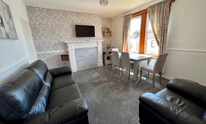Dundee Apartment | Charming Seaside home. sleeps 4 with free parking