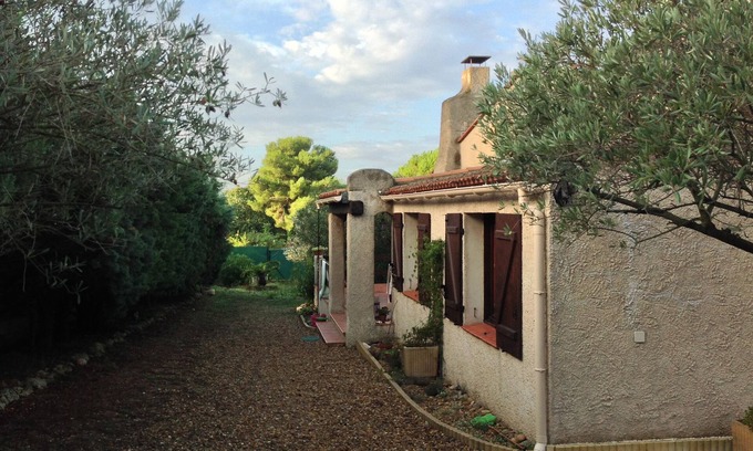 Balaruc-les-Bains Cottage | Charming southern French country house with large garden