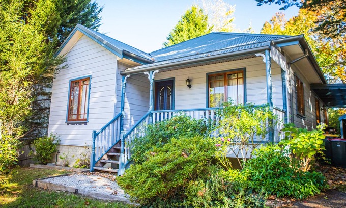 Leura Cottage | Charming South Leura Mall Cottage with log fire