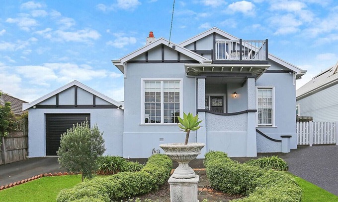 Warrnambool House | Charming spacious home with bay views close to CBD