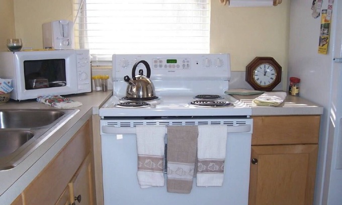 Old Naples Cottage | Charming stand alone Guest House in Naples, 2 blks to beach, 336 1/2 2nd Ave N